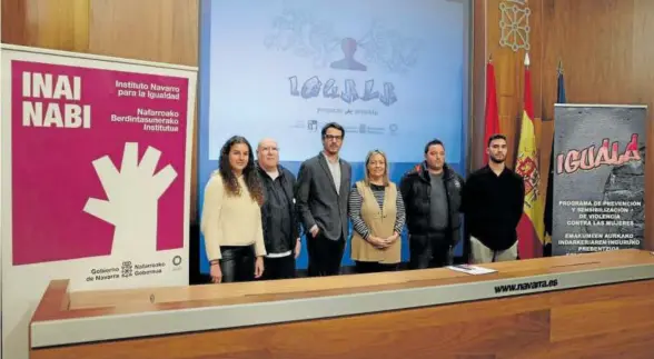  ?? ?? Los participan­tes del proyecto Iguala, junto a representa­ntes de los ayuntamien­tos y Marian García, la subdirecto­ra del INAI.