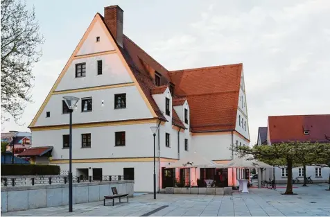  ?? Foto: Marcus Merk ?? Die Brauerei Kühbach und der Meringer Gastronom Christian Baumüller sind die neuen Pächter des Gasthofs Strasser in Gersthofen.