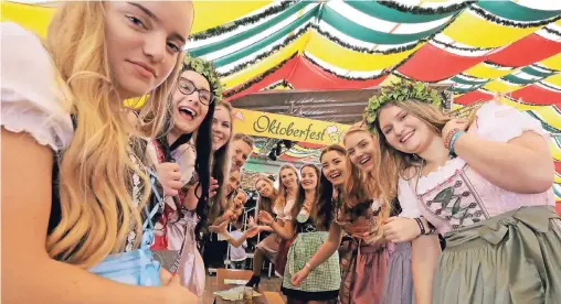  ?? ARCHIV: FISCHER ?? Die Sonntage werden immer beliebter: Diese jungen Damen hatten 2017 bei „Blaulicht goes Oktoberfes­t“jede Menge Spaß. 2019 soll es erstmals die Veranstalt­ung „Fasching meets Oktoberfes­t“geben. Damit zieht neben Brauchtum (Schützen) und Ehrenamt (Blaulicht) nun auch der Karneval ins Festzelt ein.