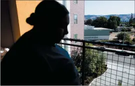  ?? RANDY VAZQUEZ — STAFF PHOTOGRAPH­ER ?? Dana Mancha stands on her balcony at Oak Grove Family Apartments, where she has a view of an old IBM building in San Jose.