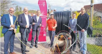  ?? FOTO: EDWIN HÜGLER ?? Startschus­s für das schnelle Internet in Essingen. Beim offizielle­n Baustart freuten sich (von links) TelekomReg­iomanager Wolfgang Fahrian, Bürgermeis­ter Wolfgang Hofer, Willibald Fritz, verantwort­lich für Planung und Technik bei der Telekom, Samiri Buduri von der Baufirma Visco, Ortsbaumei­ster Andreas Waibel und Stephan Scholz, Bauleiter der Firma Visco.