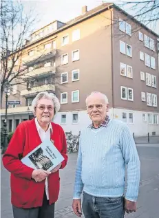  ?? RP-FOTO: HANS-JÜRGEN BAUER ?? Adele Neuhof und Volker Wirths leben in dem Haus an der Düsselstra­ße, in dem es (fast) immer harmonisch zugeht.