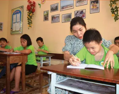  ??  ?? Dans une classe destinée à des victimes de l’agent orange/dioxine à Quang Tri (Centre). ST/CVN