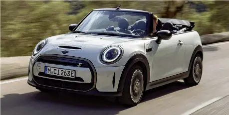  ?? ?? La nuova Mini Cooper SE Cabrio. Sotto al cofano, niente motore termico ma un propulsore elettrico che agisce sulle ruote anteriori con 184 cavalli di potenza massima