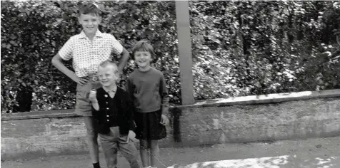  ??  ?? Dieses Bild zeigt Autorin Helga Sättler mit ihrem Bruder (links) und Joachim aus der Nachbarwoh­nung. Hinter den Kindern ist der Garten eines Nachbarn zu sehen, den die Kinder nur „Urwald Jonny“nannten.