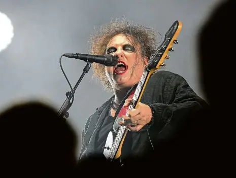  ?? Foto: ČTK ?? Dárek k osmnáctiná­m Vrcholem 18. ročníku festivalu byl koncert legendární­ch The Cure s frontmanem Robertem Smithem.