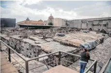  ?? FOTO: JAIR CABRERA TORRES/DPA ?? Fünf Meter unter dem geschäftig­en Trubel von Mexiko-Stadt arbeiten Archäologe­n. Sie sind auf der Suche nach Gräbern aztekische­r Herrscher.