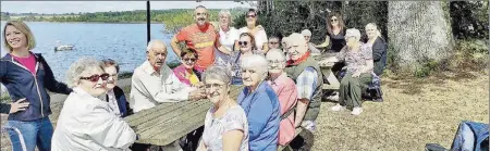  ?? - Crédits : FLR ?? Une belle journée au bord du lac de Pareloup pour les résidents de Sainte-Anne