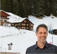  ??  ?? Daniel Fritz betreibt ein Sporthotel in Gargellen. „Ohne Kunstschne­e wäre der Skibetrieb, wie wir ihn heute kennen, nicht aufrechtzu­erhalten“, sagt er.