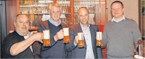  ?? FOTO: GERMAN BADER ?? Zum Wohl: Alfred Moosmann (v. l.) und Reinhard Funk vom Musikverei­n Erolzheim, Bürgermeis­ter Jochen Ackermann sowie Braumeiste­r Wolfgang Kesselschl­äger von der Memminger Brauerei mit dem Bier, das eigens für die Erolzheime­r gebraut wird.