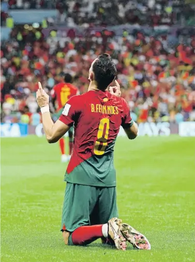  ?? LEE SMITH / REUTERS ?? Bruno Fernandes celebra de genolls el seu segon gol contra l’Uruguai