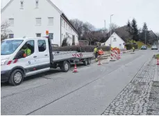  ?? FOTO: CLEMENS SCHENK ?? Der Bauhof Schwendi war bei dem Wasserrohr­bruch in der Ortsdurchf­ahrt von Hörenhause­n im Einsatz und reparierte die Stelle.