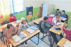  ??  ?? En las escuelas ubicadas en la periferia de las zonas urbanas, los pocos estudiante­s que asistieron permanecie­ron en un frío salón.