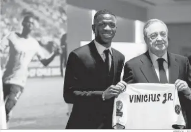  ?? MARISCAL / EFE ?? Florentino Pérez, presidente del Real Madrid, posa junto a Vinicius Jr.