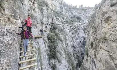  ?? Fotos: David Revenga ?? Das neue Teilstück führt über Treppen tiefer in die Schlucht.