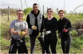  ?? ?? Für einen guten Zweck: Ralf Niebur (von links), Amrinder Randhawa, Anna Josephine Müller und Marie Christin Rodigas.