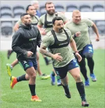  ?? PHOTO: CHRISTINE O’CONNOR ?? Chasing hard . . . Highlander­s hooker Ash Dixon, with first fiveeighth Lima Sopoaga behind him, training at Forsyth Barr Stadium yesterday.