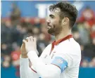  ??  ?? El centrocamp­ista del Sevilla Vicente Iborra, celebra uno de los goles marcados a Osasuna.