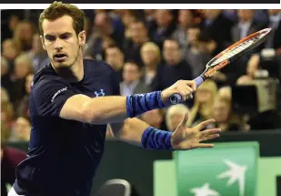  ??  ?? Leading the way: Murray gives a masterclas­s as he deals with Young