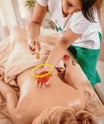 ?? Foto: milanmarko­vic78, Fotolia.com ?? Massagen: Balsam für Körper und Seele.