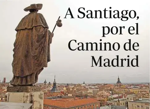  ?? Fotos: J.Martinez-Cava ?? Estatua del apóstol Santiago en lo alto de la catedral de la Almudena, con la ciudad al fondo