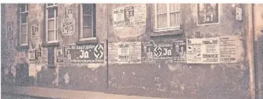  ?? FOTO: STADTARCHI­V ?? Wahlkampfs­puren am Moerser Rathaus im Januar/Februar 1933.