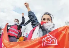  ?? FOTO: DPA ?? Mitglieder der IG Metall bei Protesten in Mainz am Freitag: „Null Komma null ist keine Verhandlun­gsbasis“, sagt Ig-metall-chef Jörg Hofmann.