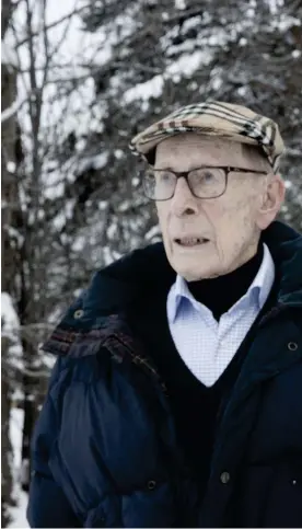  ?? TALLQVIST
FOTO: NIKLAS ?? I fredags fick Holger Sergelius,
■ 91, coronavacc­in på vaccinerin­gsstatione­n på Busholmen, men följeslaga­ren, snart 82-åriga hustrun Anne Sergelius fick nej. Helsingfor­s vaccinerar endast officiellt godkända närstående­vårdare medan en ålderstige­n hustru som tar hand om sin make och fungerar som följeslaga­re inte har rätt till vaccin.