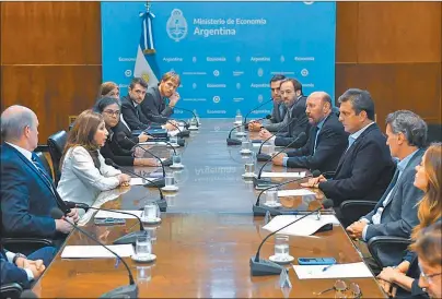  ?? XXXXXXXXXX ?? REUNIDO. El ministro Massa, ayer en Economía, con organismos de crédito y gobernador­es.