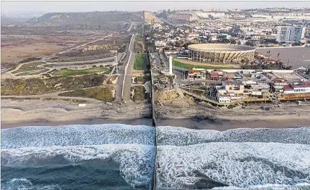  ?? [ AFP ] ?? Luftansich­t des Grenzzaune­s zwischen den USA (l.) und Mexiko (Tijuana). Im Streit um die Mauer ist kein Kompromiss in Sicht.