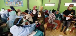  ?? GUSLAN GUMILANG/JAWA POS ?? DOSIS PERTAMA: Pelajar di Pesantren Modern Al-Amanah Junwangi, Kecamatan Krian, mengikuti vaksinasi pada Jumat (16/7).