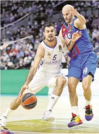  ?? // EFE ?? Abalde, a la izquierda, intenta superar a Calathes