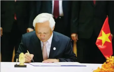  ?? HENG CHIVOAN ?? The vice president of Vietnam’s National Assembly, Uong Chu Luu, signs a deal to fund the constructi­on of a $25 million building inside the National Assembly compound as a gift to Cambodia.