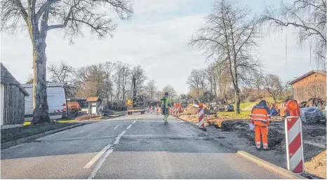  ?? FOTO: PETER SCHLIPF ?? Seit einigen Wochen wird am Schrezheim­er Ortsausgan­g gebaut. Bis Ende der Pfingstfer­ien soll der Radweg nach Espachweil­er fertig sein.