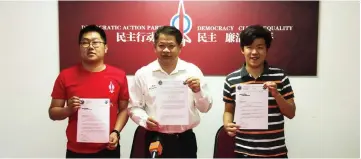  ??  ?? (From left) Democratic Action Party Miri Youth chief Peter Hee, Dr Ting, and Ung show invitation letters for the programme.