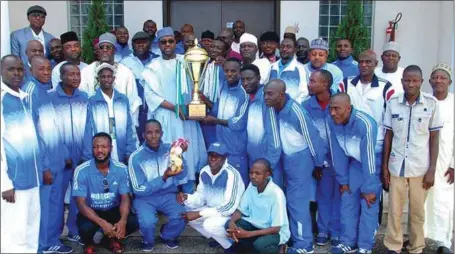  ??  ?? Governor of Niger State Alhaji Abubakar Sani Bello (middle) receiving the 2017 National Hockey Super League trophy from captain of the state’s hockey team, Niger Flickers, at the Government House in Minna… recently