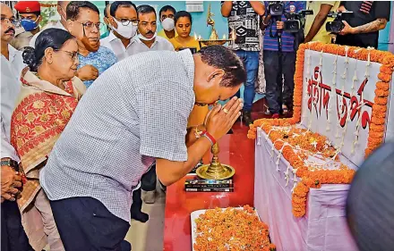  ?? —
PTI ?? Assam Legislativ­e Assembly Speaker Biswajit Daimari pays tribute to martyrs of Assam Police who were killed in Assam-Mizoram border dispute recently, in Guwahati on Sunday.