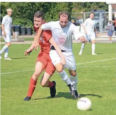  ?? FOTO: KONRAD FLINTROP ?? Durchweg im Mittelfeld spielte sich das Geschehen beim Derby zwischen dem SV Haldern (re.) und Fortuna Millingen ab.