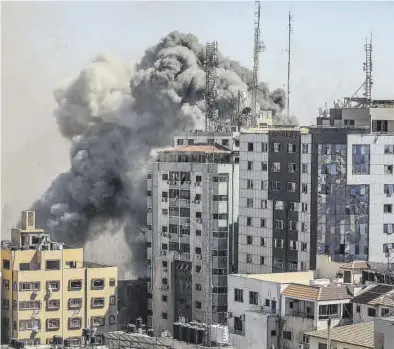  ?? MOHAMMED SABER / EFE ?? Imagen del humo levantado al caer la torre de 11 pisos que albergaba las sedes de AP y Al Jazeera.