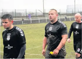  ??  ?? Muddy mess Chris Faulds, centre, walks off at half-time with Thistle trailing 4-0