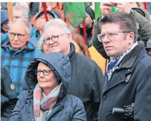  ?? FOTO: RUTH KLAPPROTH ?? Weit über 1000 Menschen waren in die Stadt gekommen, um zu demonstrie­ren. Darunter der Erkelenzer Bürgermeis­ter Stephan Muckel.