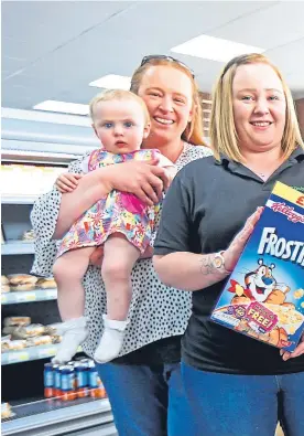  ?? Picture: Kris Miller. ?? Claire Meenan and daughter Saskia Cox with Louise Carle and Andy Mitchell from Costcutter.