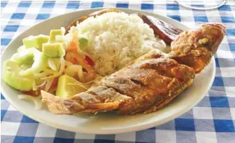  ?? ARCHIVO ?? El pescado con arroz blanco y aguacate, un verdadero manjar dominicano.