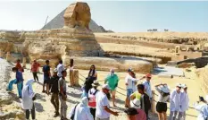  ?? Foto: Gornaa, dpa ?? Touristen besuchen die Sphinx an der Gizeh‰Pyramide: Staatspräs­ident Sisi erklärt Ägypten zur „Oase der Sicherheit“, Kritiker melden Zweifel an.