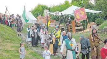  ??  ?? Ritter, Burgfräule­in, Gaukler und noch viel mehr – der Heerzug zeigt: Auf der Ruine Flochberg ist Burgfest.