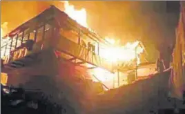  ?? HT PHOTO ?? A building on fire at Benwarhi village in Rohru tehsil in Shimla district on Saturday.