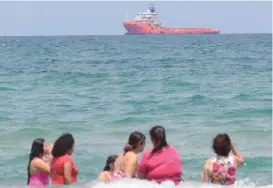  ?? YAZMÍN SÁNCHEZ ?? Un buque de Petróleos Mexicanos estaba fondeado cerca de la playa.