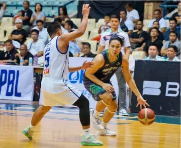  ?? PHOTOGRAPH COURTESY OF MPBL ?? JOHN Apacible dribbles his way to 18 points in Rizal Xentromall’s 71-69 victory over Muntinlupa during Monday night’s action in the MPBL Sixth Season.