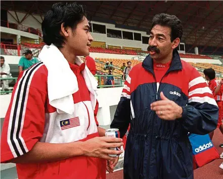  ??  ?? Key figure: During his playing days, current Terengganu coach Nafuzi Zain (left) was part of the Olympic 2000 squad helmed by Tunisian Hatem Souissi.