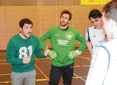  ??  ?? Die Bobinger Hallenspez­ialisten (links Trainer Marco Di Santo, daneben Keeper Adrian Schlottere­r und Sebastian Jeschek) freuen sich auf die schwäbisch­en Meistersch­aften in Günzburg. Ihr Ziel ist das Halbfinale.